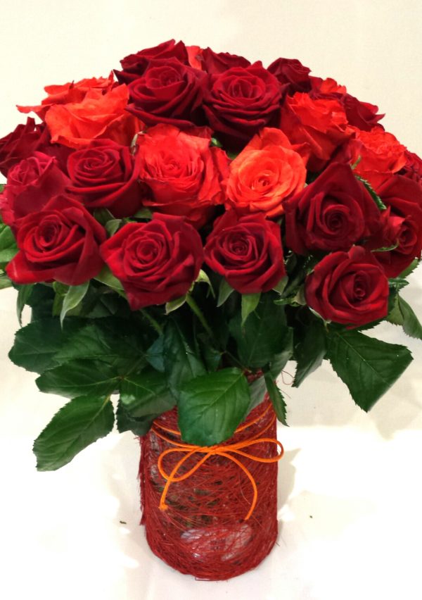send-red-roses-in-glass-vase