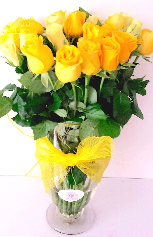yellow-roses-in-glass-vase